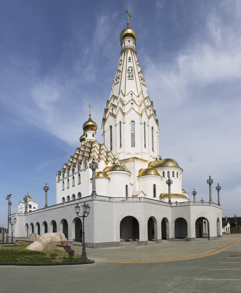 Fehéroroszország Minszk Mindenszentek temploma egy felhős nyári napon - Fotó, kép