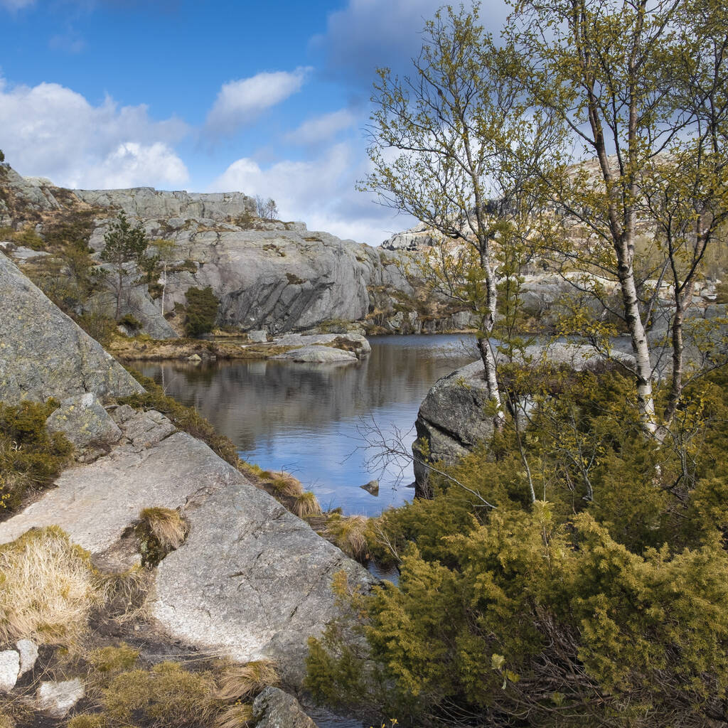 Όμορφο τοπίο της φύσης στη Νορβηγία, λίμνη στην κορυφή των βουνών - Φωτογραφία, εικόνα