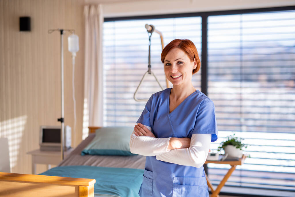 Retrato de médica ou enfermeira em pé no quarto do hospital
. - Foto, Imagem