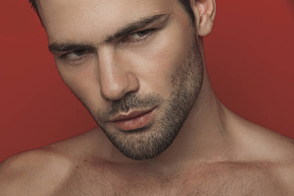 Muscolo forte bella spogliato modello maschile in abito casual bianco su sfondo rosso isolato font
  - Foto, immagini