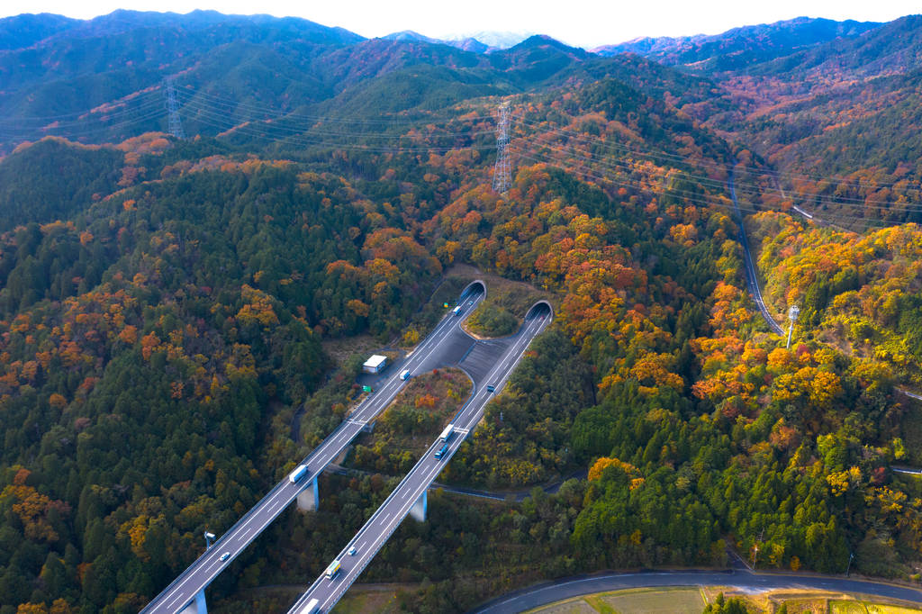 letecký pohled na dopravní rychlostní silnice podzemního tunelu v horách krajiny, japonského dálničního mostu a podjezdové silnice v podzimní sezóně - Fotografie, Obrázek