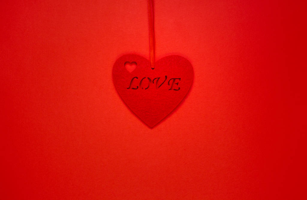 Dekorativní srdce s nápisem láska na červeném pozadí - Fotografie, Obrázek