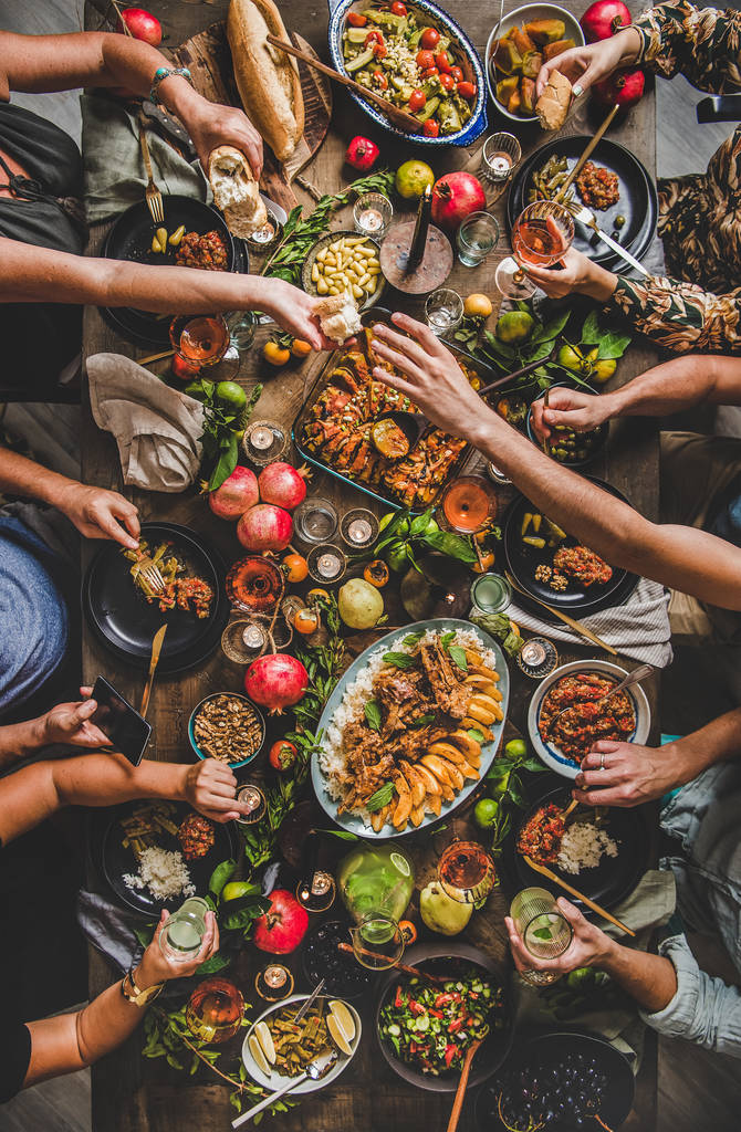 Türk mutfağıyla ziyafet çeken insanların düzlüğü - Fotoğraf, Görsel