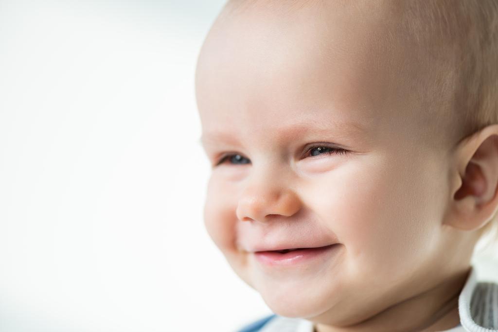 Muotokuva iloinen poikavauva etsii pois eristetty valkoinen
 - Valokuva, kuva