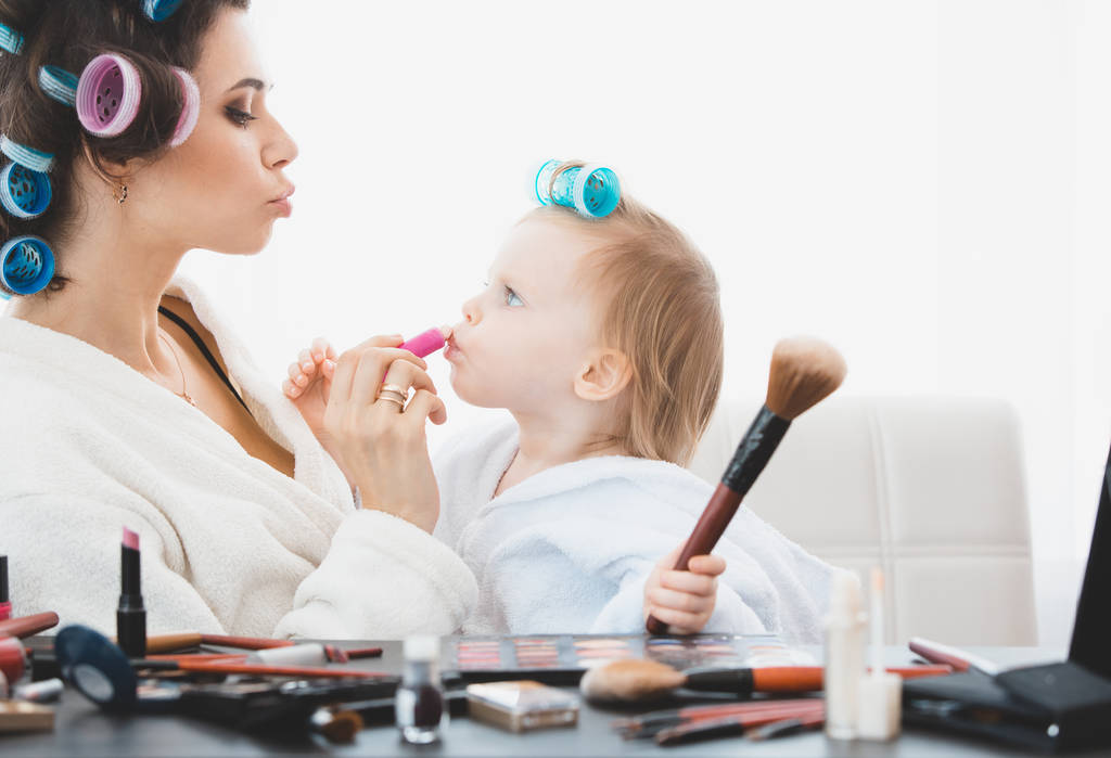 Piękna kobieta i jej córka robią makijaż - Zdjęcie, obraz