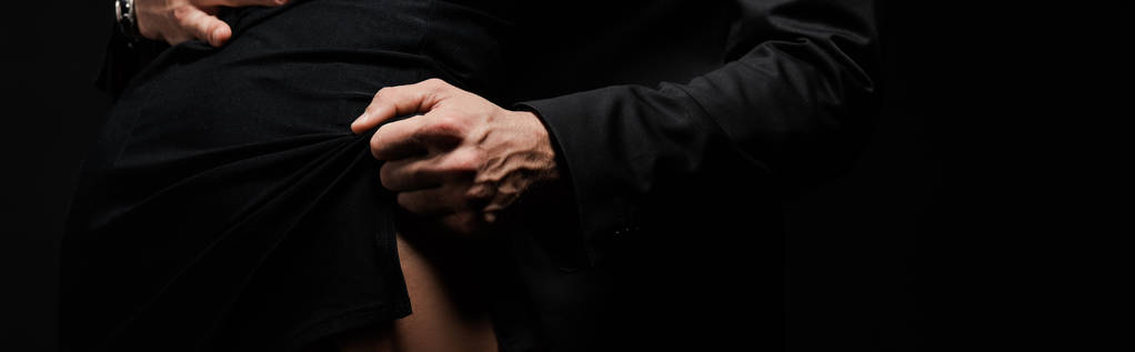 πανοραμική φωτογραφία του άνδρα συγκινητικό φόρεμα της γυναίκας που απομονώνονται σε μαύρο  - Φωτογραφία, εικόνα