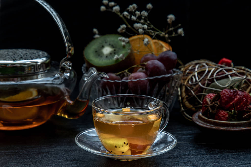 Sklenice čerstvě uvařeného ovoce a bylinkového čaje. - Fotografie, Obrázek