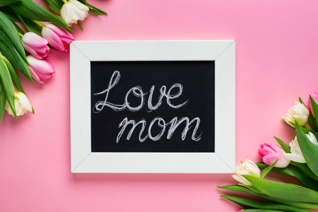 Vista superior de pizarra con letras de mamá amor y tulipanes sobre fondo rosa
 - Foto, Imagen