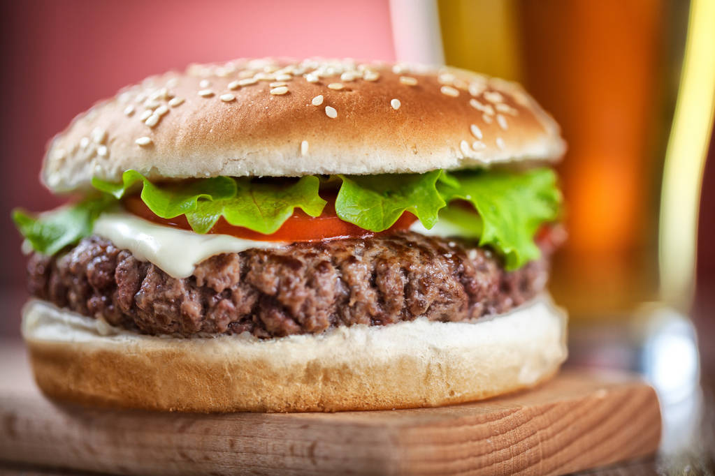 Свежий гамбургер с пивом
 - Фото, изображение