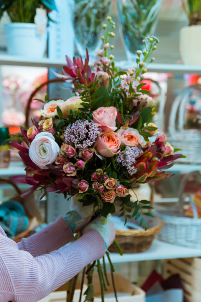 Mazzi di fiori in mano, sfondi di brillante varietà di colori, bellissimi dettagli in un bouquet. Focus selettivo
 - Foto, immagini