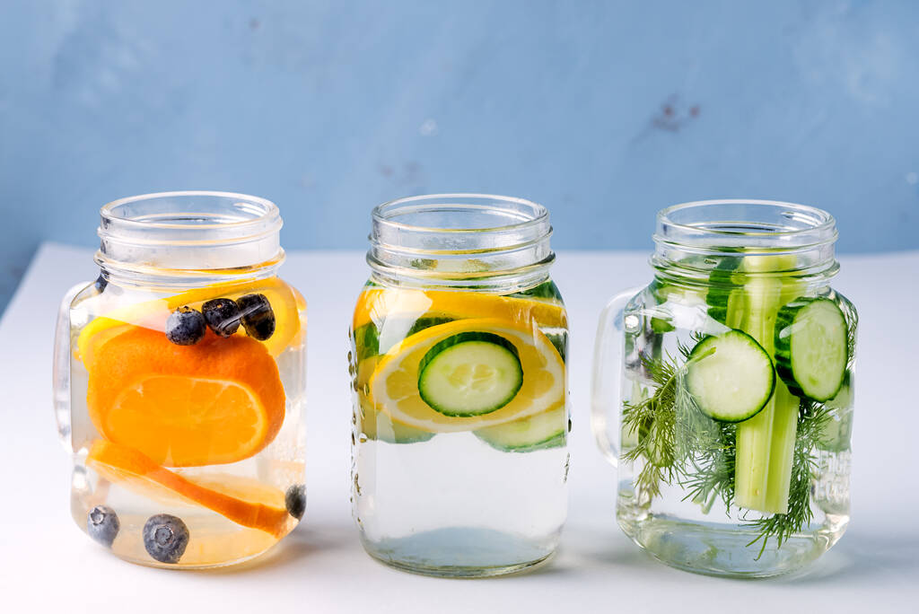 Frascos de vidrio con agua fresca infundida hechos con frutas y verduras orgánicas Bebida desintoxicante saludable Horizontal
 - Foto, Imagen