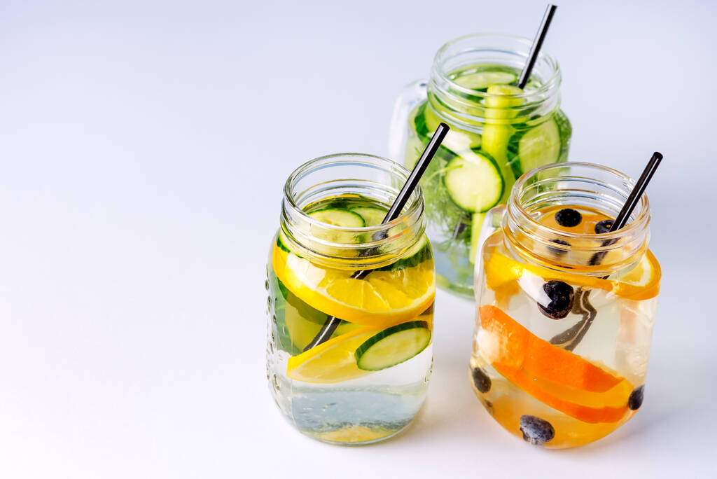 Glasgefäße mit frischem Infusionswasser aus biologischem Obst und Gemüse gesundes Entgiftungsgetränk Kopierraum - Foto, Bild