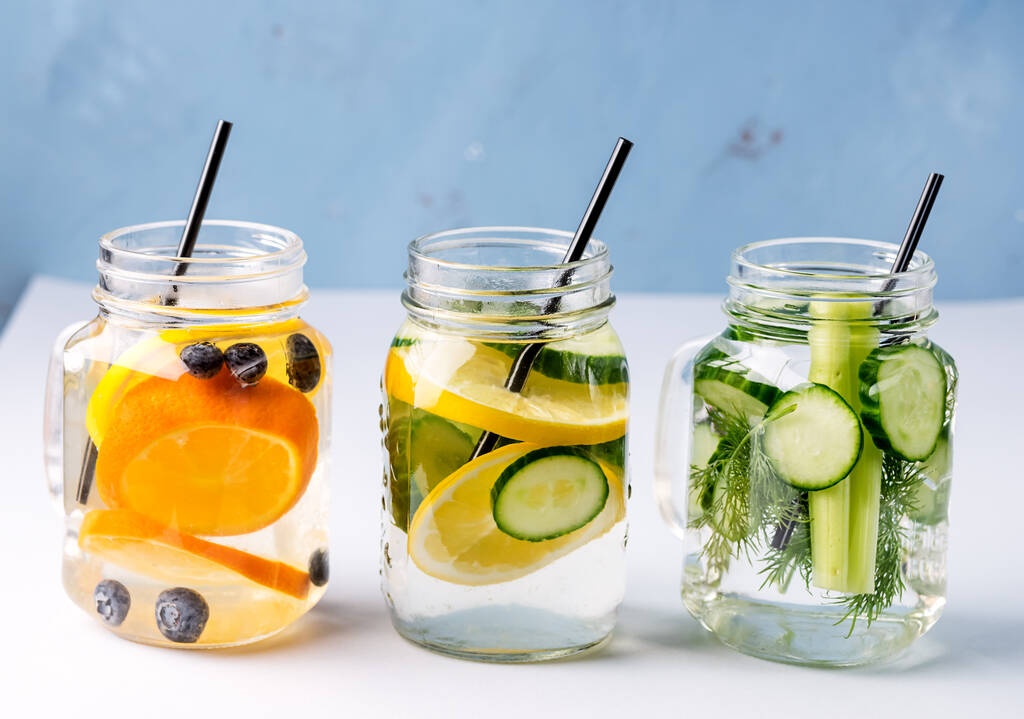 Frascos de vidro de água doce infundida feitos com frutas orgânicas Legumes e bagas Desintoxicação saudável Beber Horizontal
 - Foto, Imagem