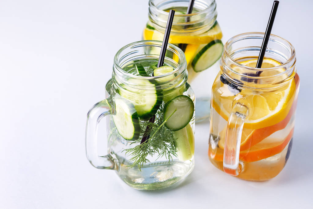 Gläser mit frischem Infusionswasser mit Bio-Obst Gemüse und Beeren gesunde Detox-Drink horizontalen Kopierraum - Foto, Bild