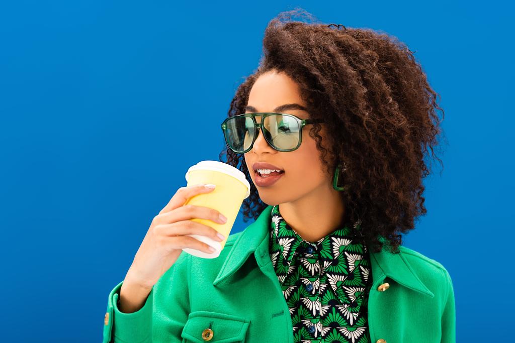 stílusos afro-amerikai nő ivás kávé elszigetelt kék - Fotó, kép