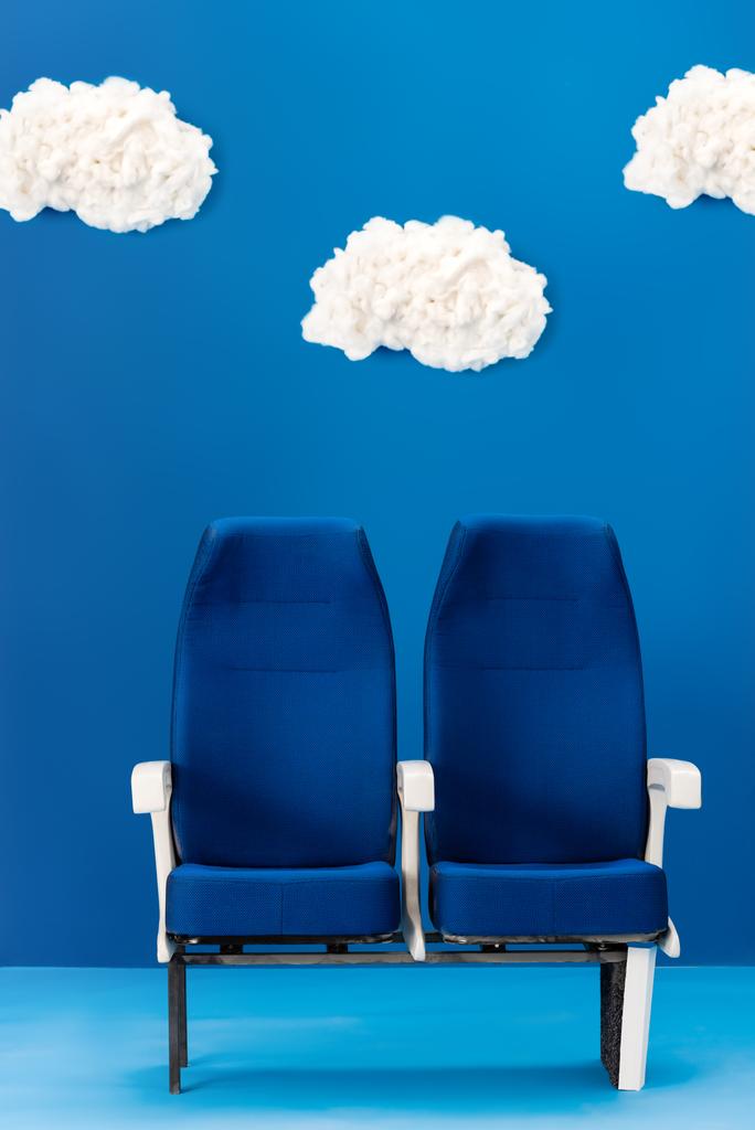 assentos brilhantes e brilhantes no fundo azul com nuvens
   - Foto, Imagem