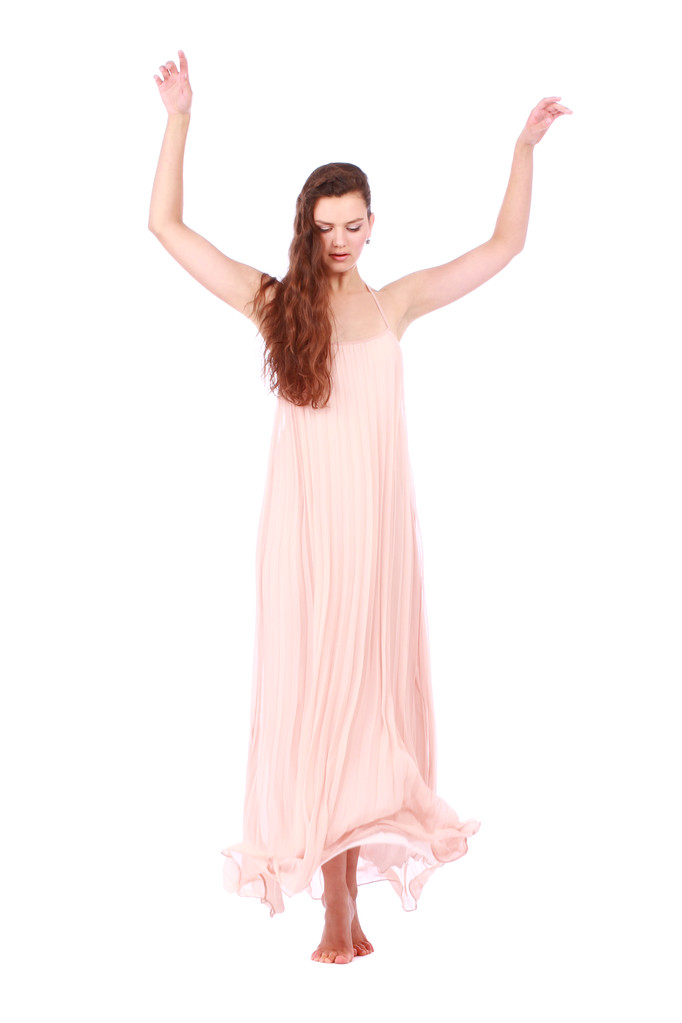 anmutiges Mädchen in fliegendem hellrosa Kleid - Foto, Bild