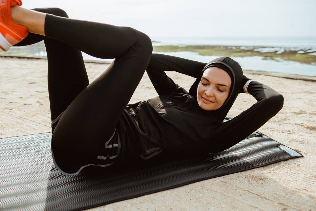 sport muzułmanka kobieta z hidżab usiąść - Zdjęcie, obraz