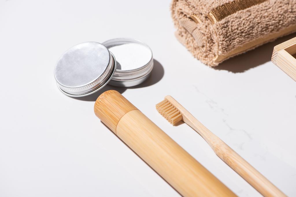 Чехол для зубной щетки, зубная щетка, полотенце и банка воска на белом фоне, концепция нулевых отходов
 - Фото, изображение