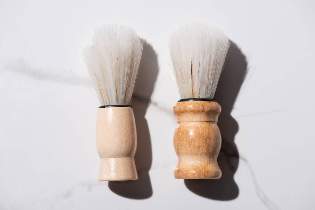 Top view borotválkozás kefék fehér háttér, nulla hulladék koncepció - Fotó, kép