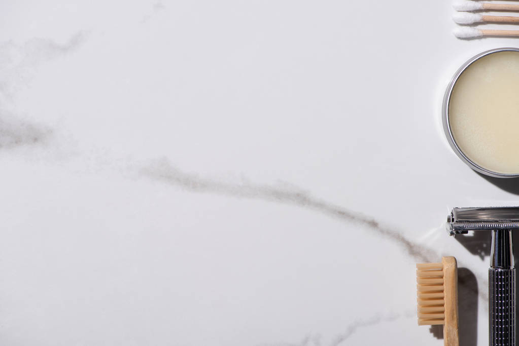 Vista superior da escova de dentes, navalha, jarra de cera e auriculares no fundo branco, conceito de desperdício zero
 - Foto, Imagem
