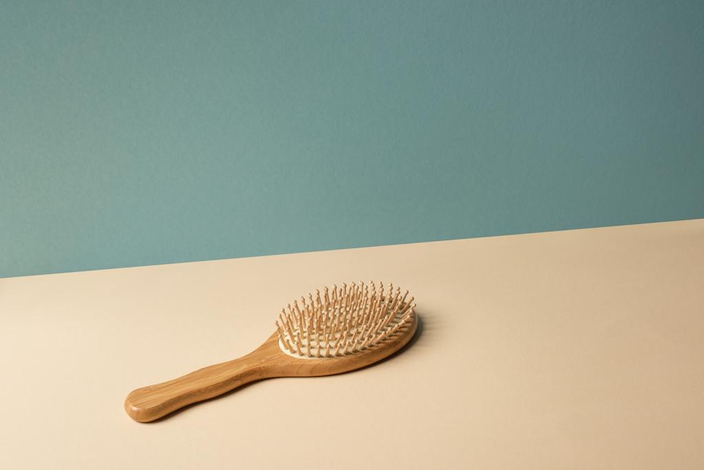 Ξύλινη βούρτσα μαλλιών σε μπεζ και γκρι, μηδενική έννοια αποβλήτων - Φωτογραφία, εικόνα