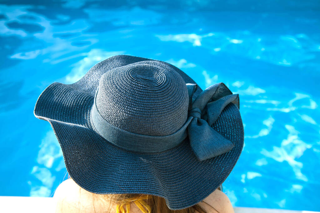 mujer sombrero relajante en la piscina
 - Foto, Imagen