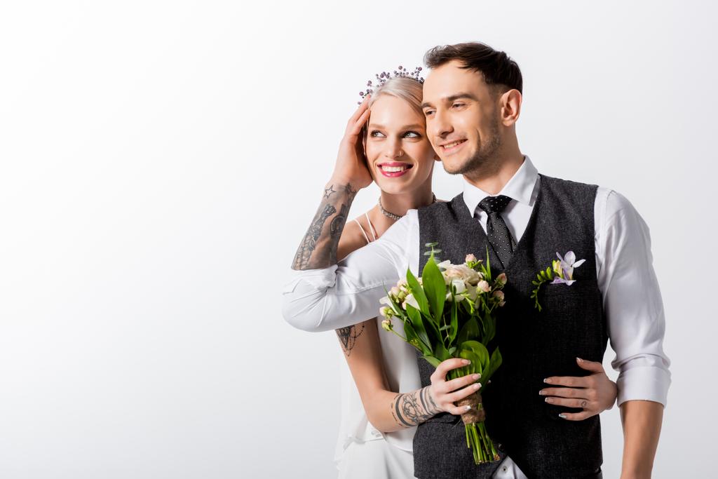 feliz bela noiva tatuada e bonito noivo abraço isolado no branco
 - Foto, Imagem