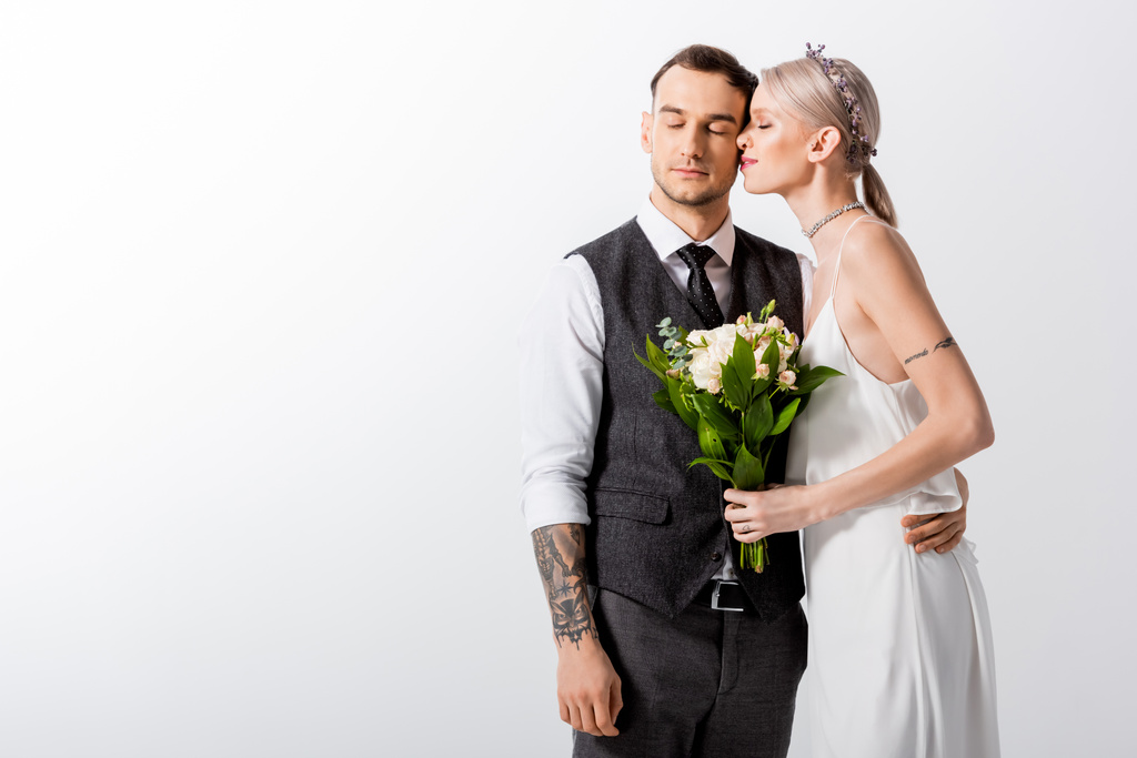 belle mariée tatouée et beau marié avec les yeux fermés isolé sur blanc
 - Photo, image
