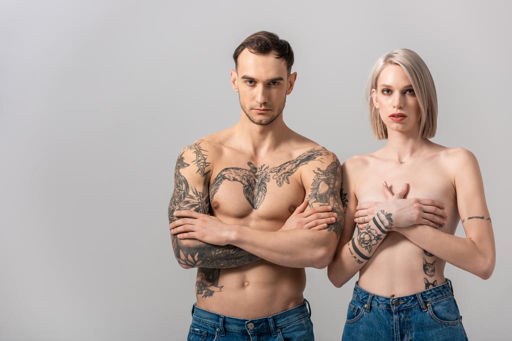 jovem casal tatuado nu isolado em cinza
 - Foto, Imagem
