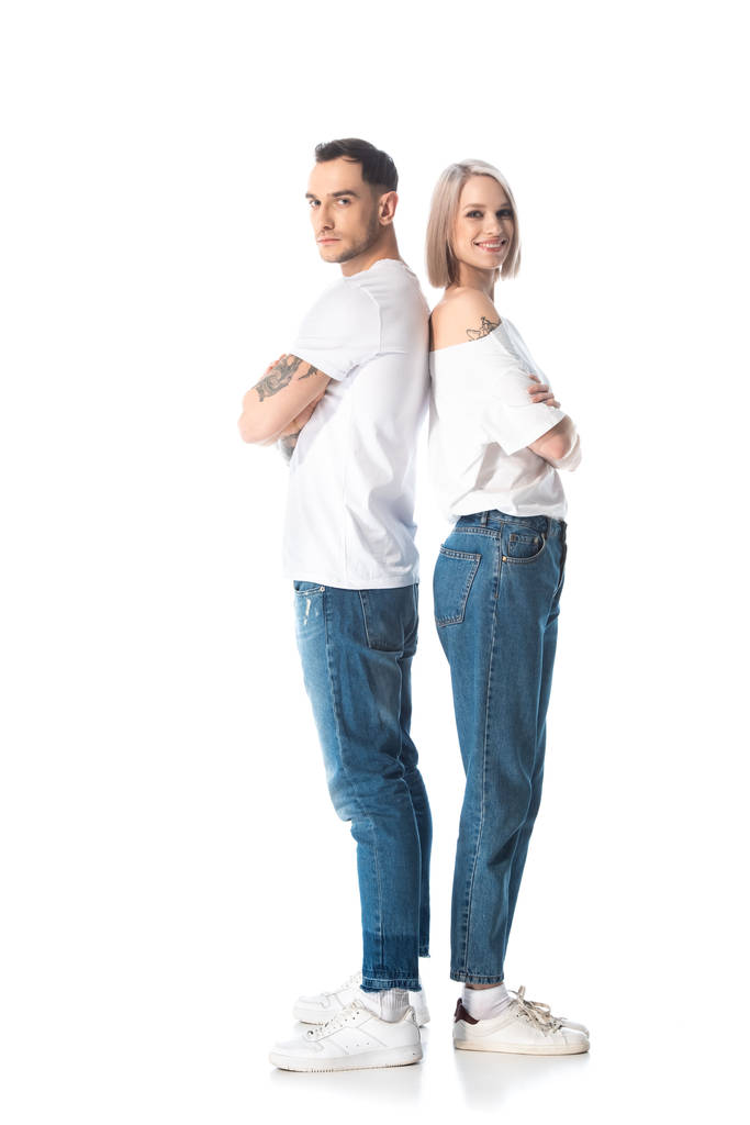 νεαρό ζευγάρι με τατουάζ που στέκεται πλάτη με πλάτη απομονωμένο σε λευκό - Φωτογραφία, εικόνα