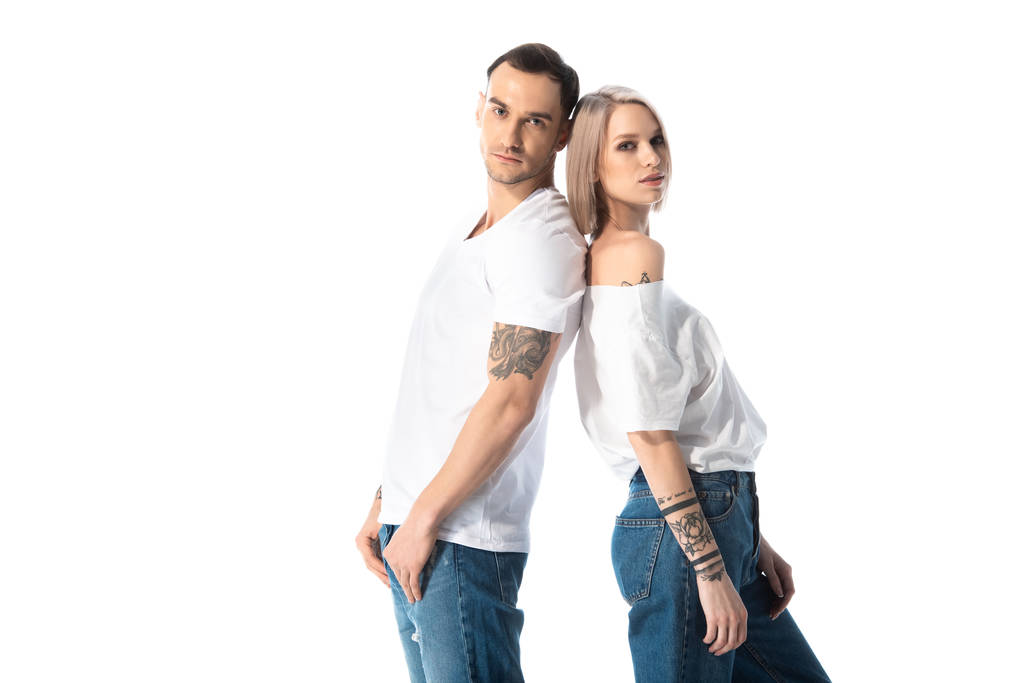 mladý tetovaný pár stojící zády k sobě izolovaný na bílém - Fotografie, Obrázek