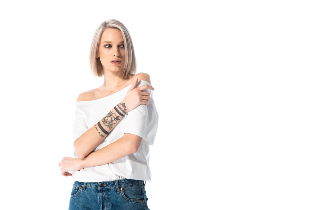 όμορφη νεαρή κοπέλα με τατουάζ που ποζάρει απομονωμένη σε λευκό - Φωτογραφία, εικόνα