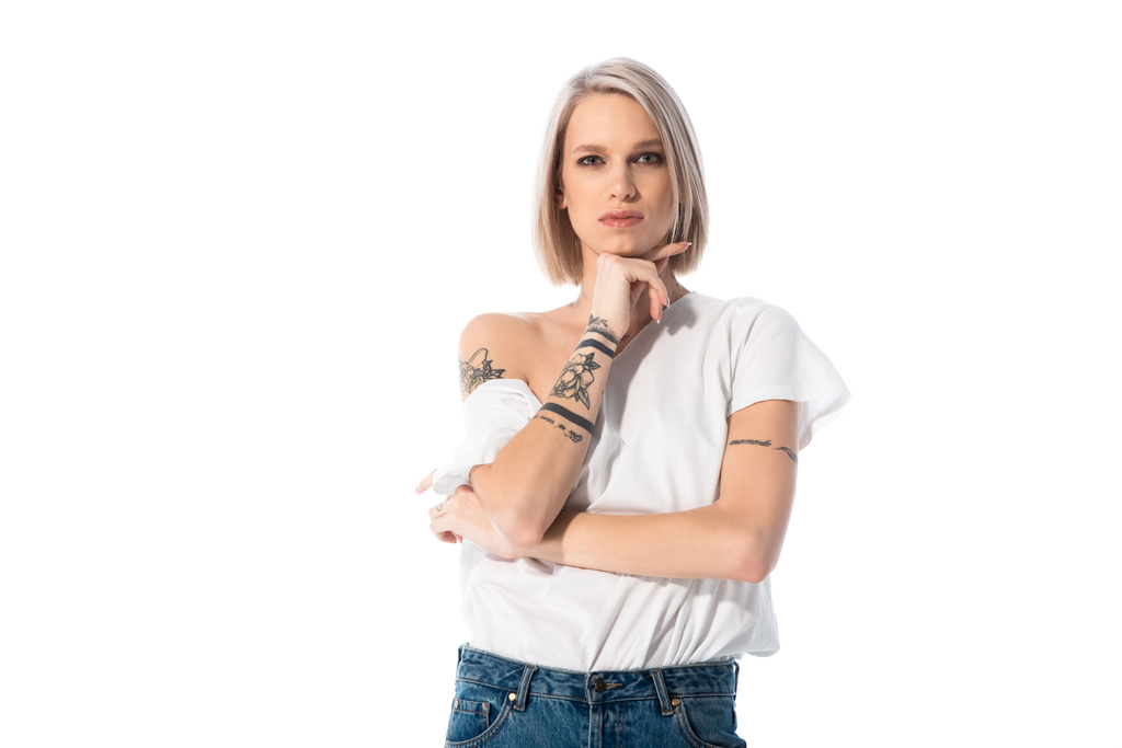 молодая девушка с татуировками, позирующая с рукой рядом с лицом, изолированным на белом
 - Фото, изображение