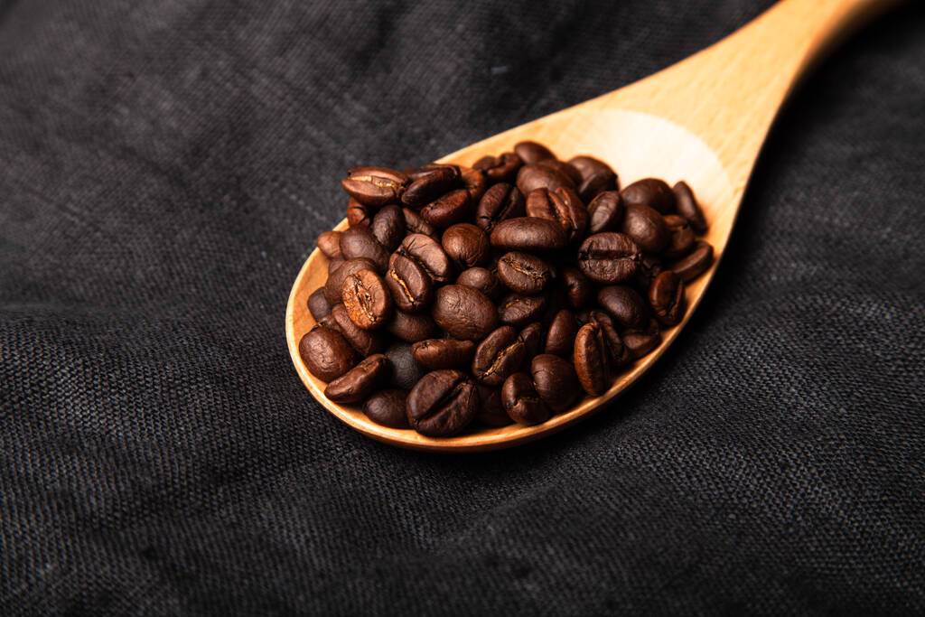 Samenstelling met een koffiebonen op een linnen servet als achtergrond - Foto, afbeelding