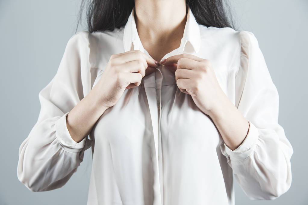 vrouw hand op shirt knoppen - Foto, afbeelding