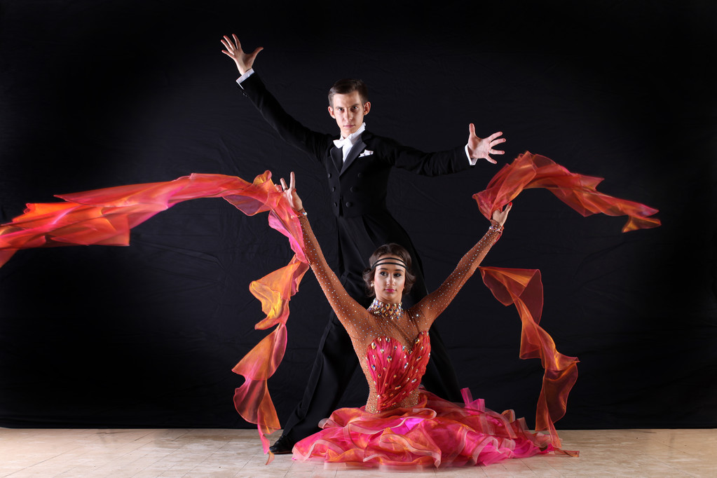 Latino танцюристи в танцювальне - Фото, зображення