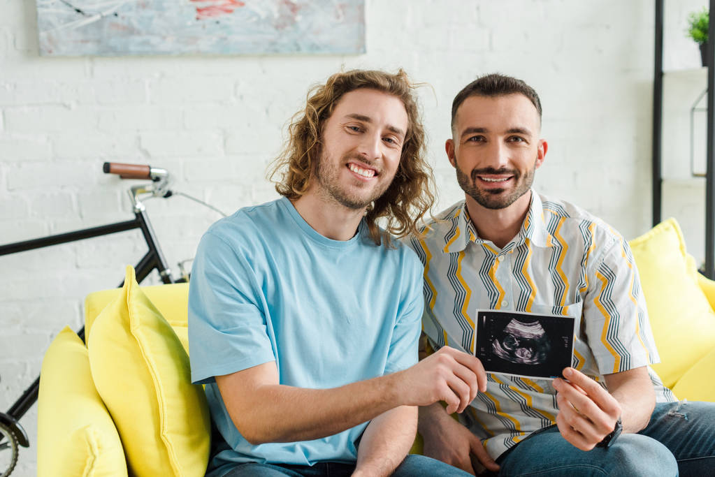 hombres homosexuales felices sosteniendo ultrasonido escaneo
  - Foto, imagen