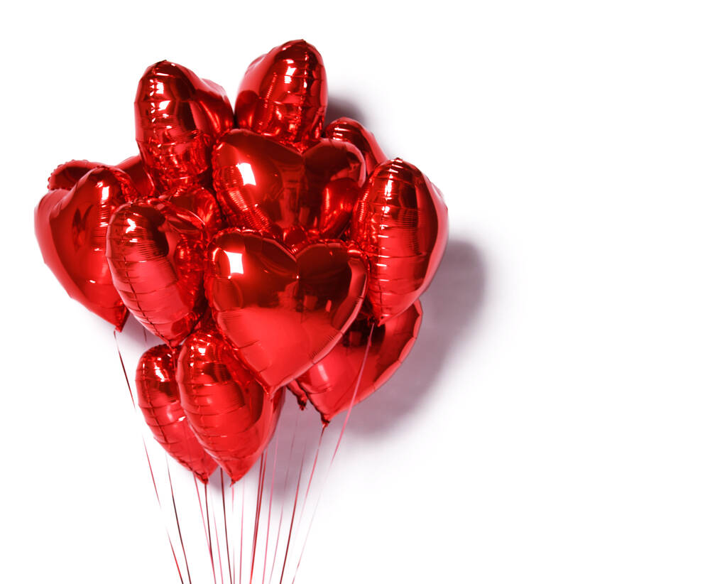 Beyaz arka planda kırmızı renkli metal kalp şeklinde folyo balonları var. Hava balonu seti Sevgililer Günü - Fotoğraf, Görsel