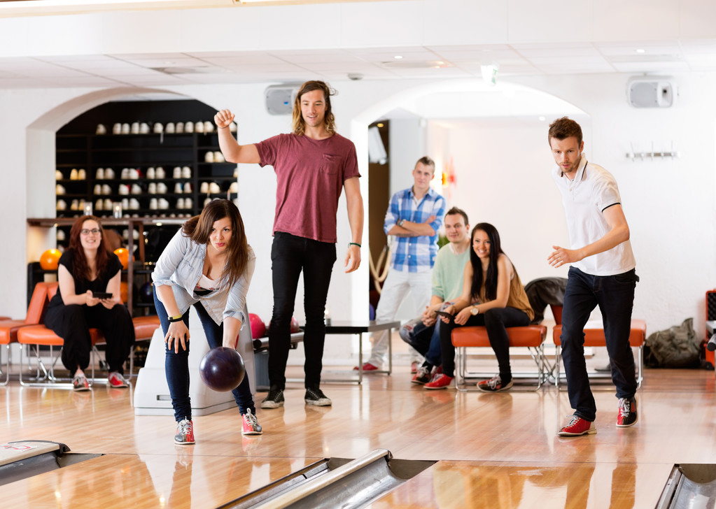 muž a žena, bowling s přáteli v pozadí - Fotografie, Obrázek