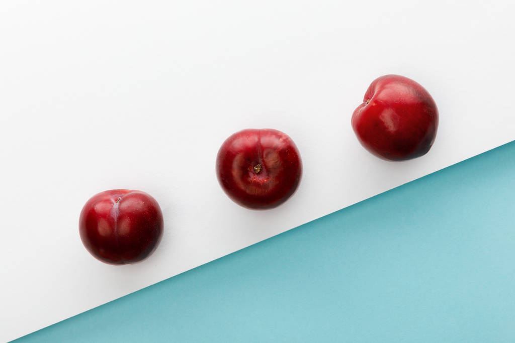 Draufsicht von Äpfeln auf weißem und blauem Hintergrund - Foto, Bild