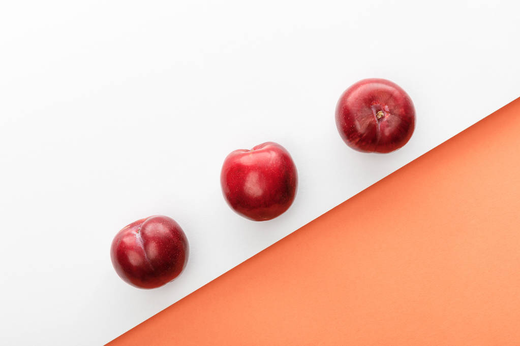 Вид зверху на яблука на білому та помаранчевому тлі
 - Фото, зображення