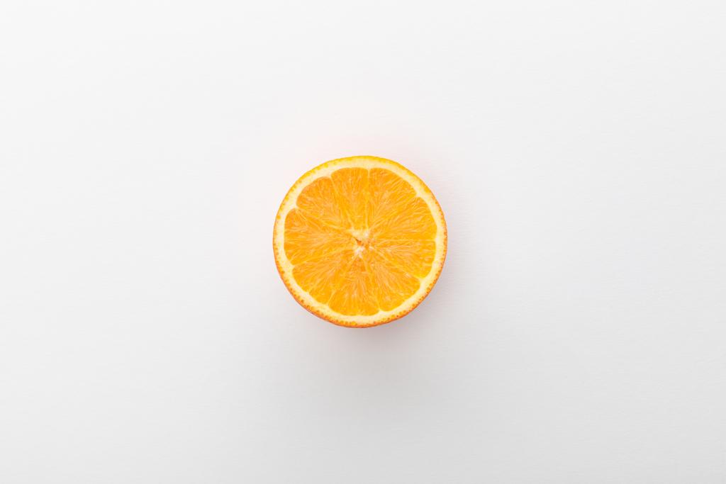 Ansicht der orangefarbenen Hälfte auf weißem Hintergrund - Foto, Bild