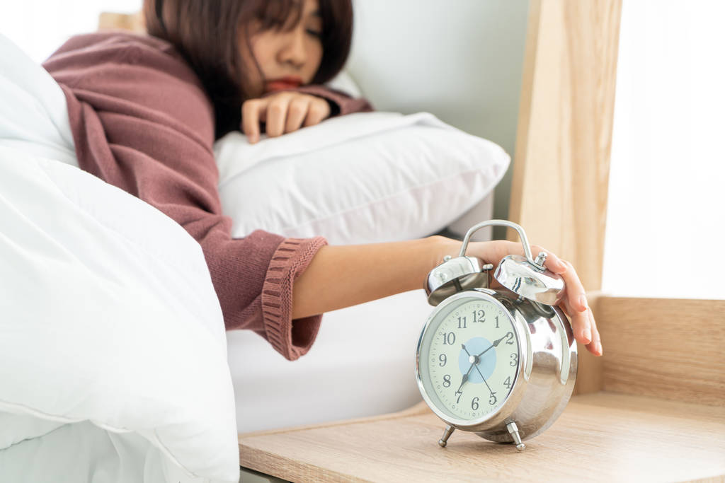 Aziatische vrouwen op bed en wakker in de ochtend - Foto, afbeelding