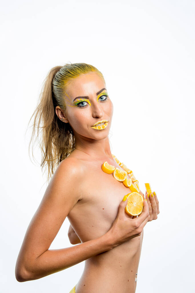 黄色の髪とレモンのスライスを持つ美しい女の子 - 写真・画像