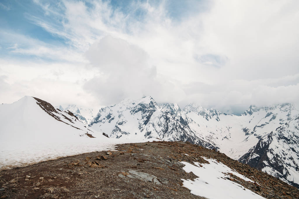 Вид на высокие снежные вершины гор покрыт пушистыми
 - Фото, изображение
