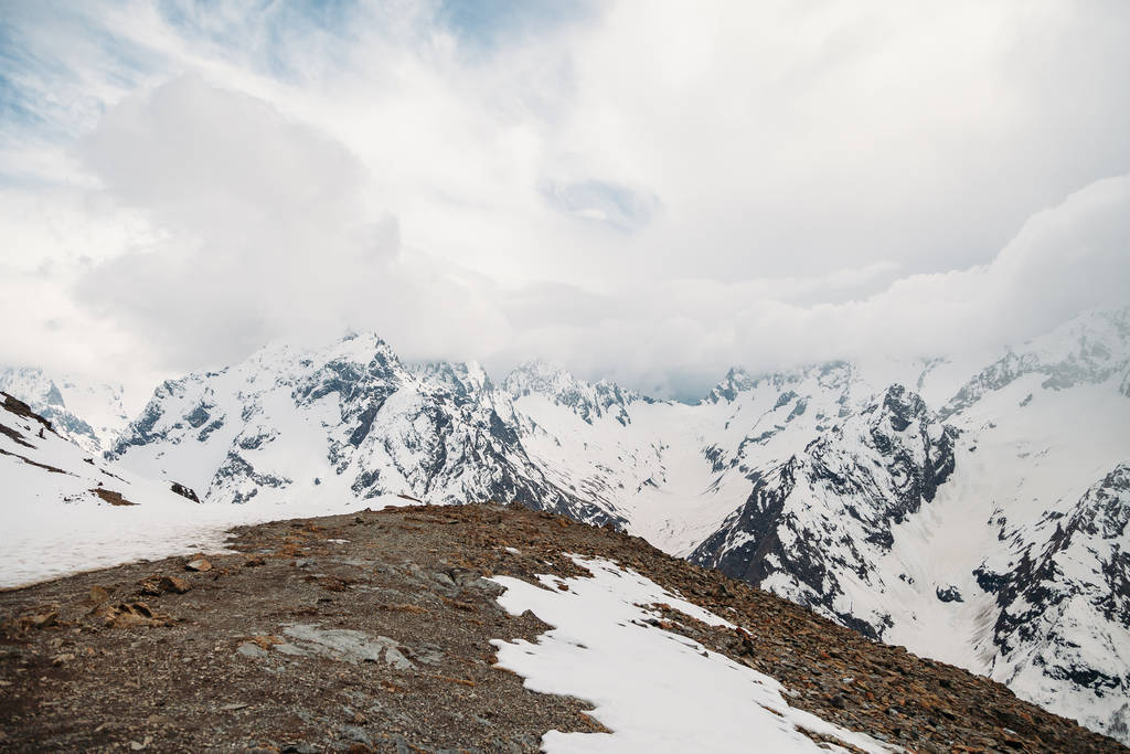 Kauniit näkymät lumihuippuisille vuorille. tausta
 - Valokuva, kuva