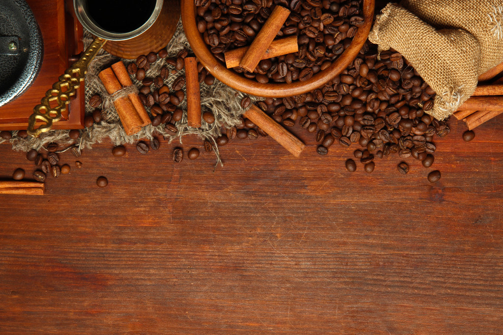 Szemes kávé, valamint a fém és török kávé malom fa háttér-val másol hely - Fotó, kép