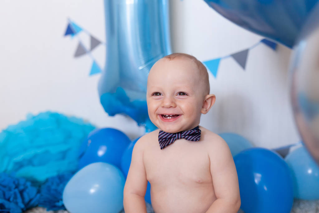 Babygeburtstag im dekorierten Bereich, Porträt eines glücklichen Jungen - Foto, Bild