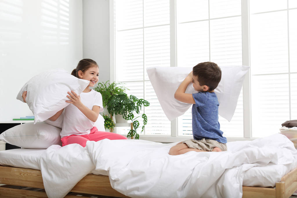 Šťastné děti mají polštář boj v ložnici - Fotografie, Obrázek